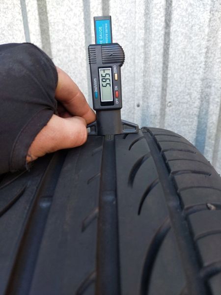 Шини б/у 235 40 R19 Pirelli Pzero Nero 251207 фото