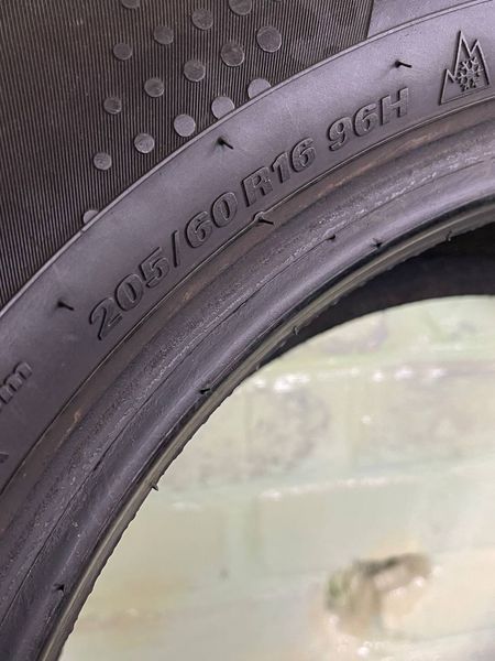 Шини б/в 205/60 R16 Kumho WinterCraft WP51 250070 фото